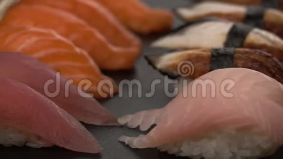 旋转新鲜寿司美食背景视频的预览图