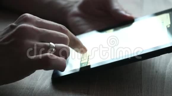 手摸平板电脑视频的预览图