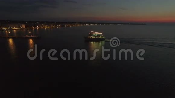 乘坐旅游船完成夜间海上旅游视频的预览图