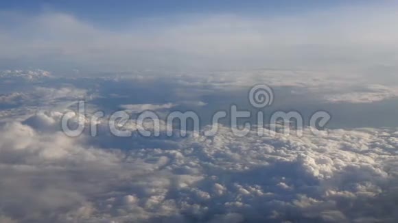 美丽的云穿过飞机的窗户RL潘6号视频的预览图