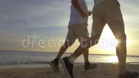 两个人在海滩上慢跑视频的预览图