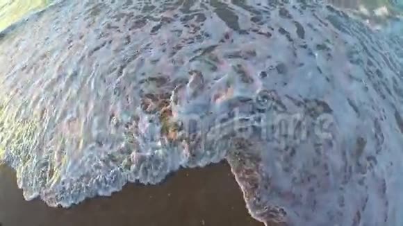 海浪反射日出的颜色视频的预览图