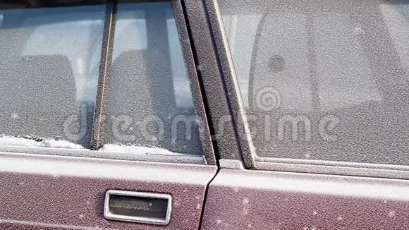 冬天的一天下雪时冰冻的汽车玻璃视频的预览图