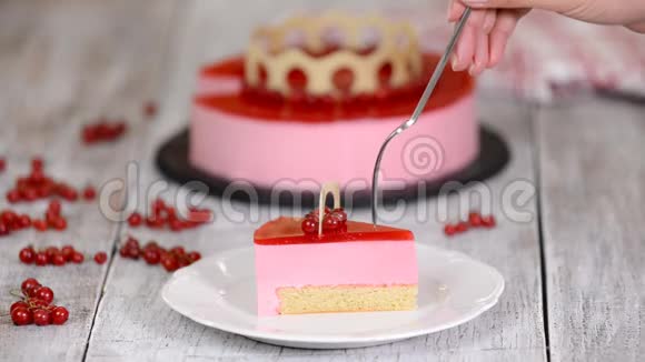 慕斯蛋糕白色背景上有红色的醋栗视频的预览图
