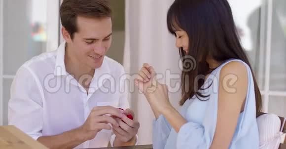 女朋友手指上戴戒指的男人视频的预览图