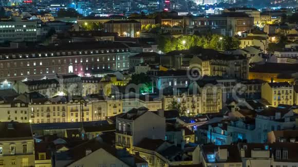 葡萄牙秋夜时分里斯本城市中心的空中全景与照明建筑视频的预览图