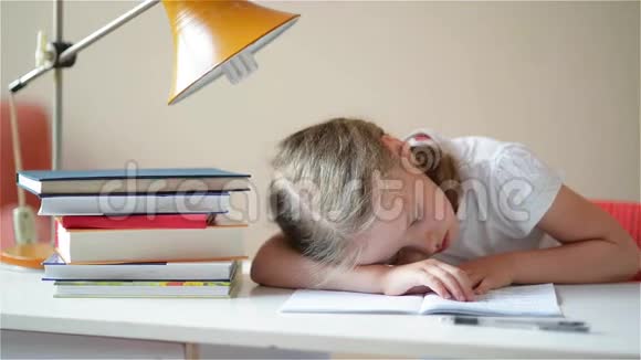 女学生学习功课睡在书上的可爱女孩视频的预览图