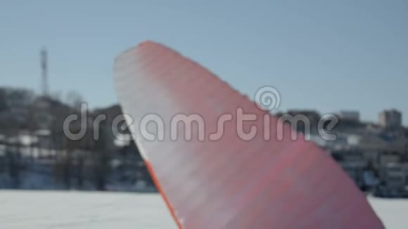 滑翔伞比赛的准备伞兵设备竞赛滑翔伞在冷冻湖上滑翔伞视频的预览图