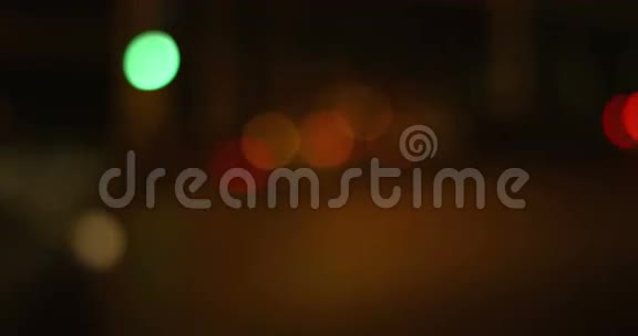 摘要去焦夜间交通城市灯光背景汽车灯光城市夜生活的概念视频的预览图