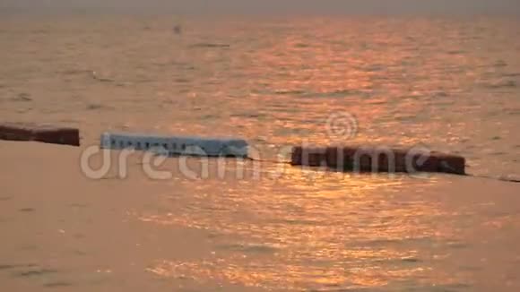 红白浮标和美丽的海上红日落海面上的红光视频的预览图
