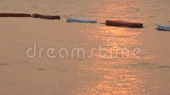 红白浮标和美丽的海上红日落海面上的红光视频的预览图