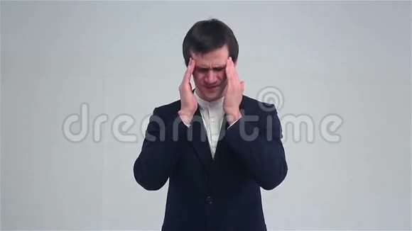 一个年轻人因为头痛而吃药丸视频的预览图