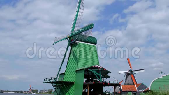 在荷兰的典型风车上可以看到视频的预览图