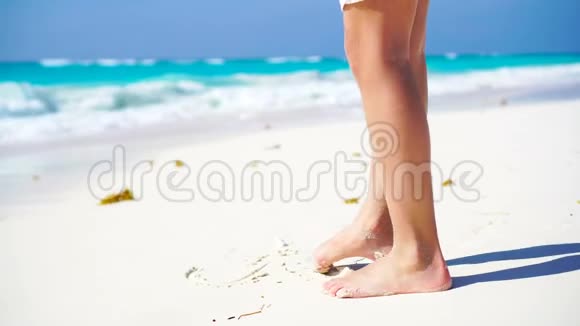 特写双腿在浅水中沿着白色海滩散步海滩度假和赤脚的概念没有鞋子没有新闻视频的预览图