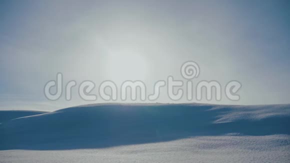 冬高雪季山顶积雪覆盖大风恶劣天气自然景观视频的预览图