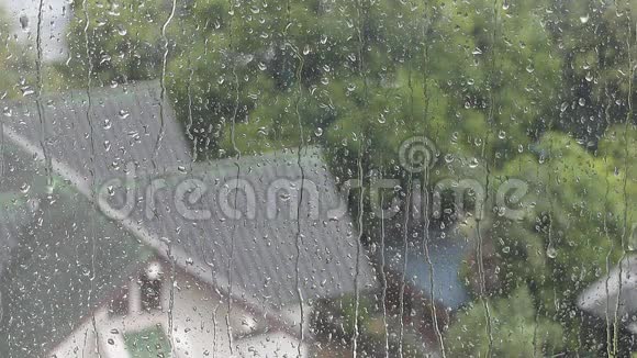 雨滴在玻璃窗上视频的预览图