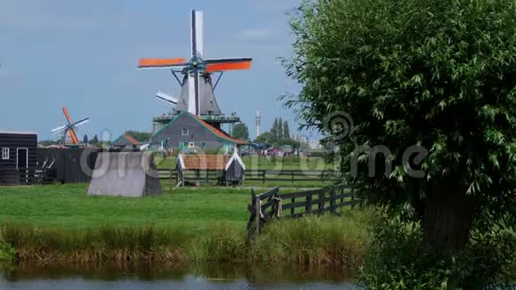 在荷兰的典型风车上可以看到视频的预览图