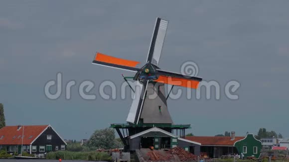 荷兰有典型风车的小村庄视频的预览图