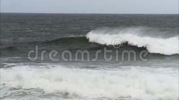 爱尔兰海洋上的巨浪视频的预览图