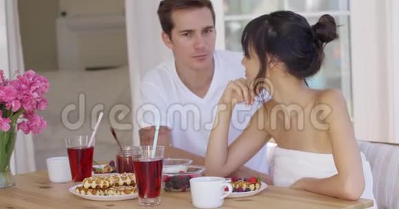 女人想喂生气的男人吃华夫饼视频的预览图