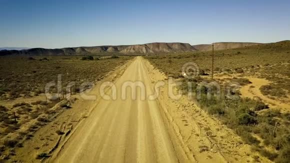 开车穿过沙漠空中视频的预览图