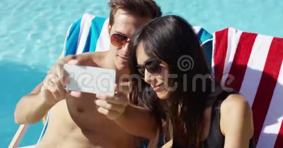 在泳池和妻子合影的男人视频的预览图