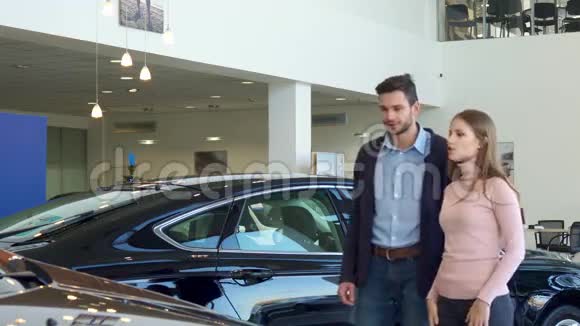 年轻夫妇在经销商处选车视频的预览图