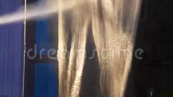 青少年用水流冲洗地毯视频的预览图