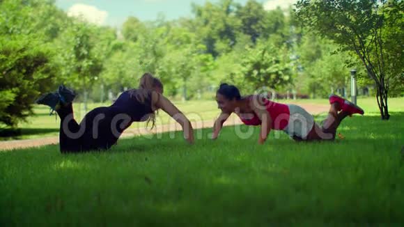 加强锻炼女性在户外做俯卧撑锻炼视频的预览图