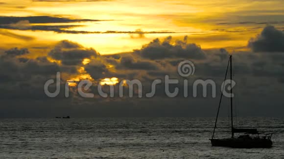 日落时分在热带海域的游艇视频的预览图