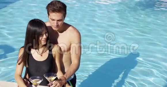 可爱的情侣在游泳池接吻视频的预览图