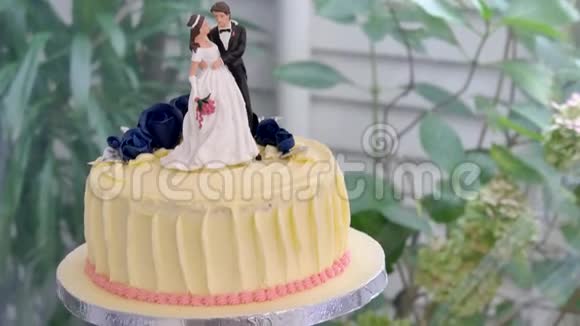一个漂亮的婚礼杯蛋糕视频的预览图