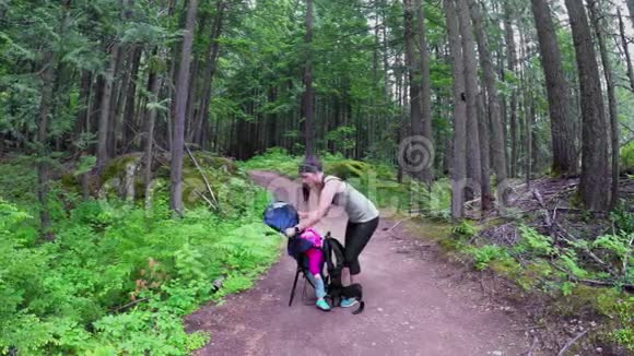 母亲带着孩子站在森林里视频的预览图