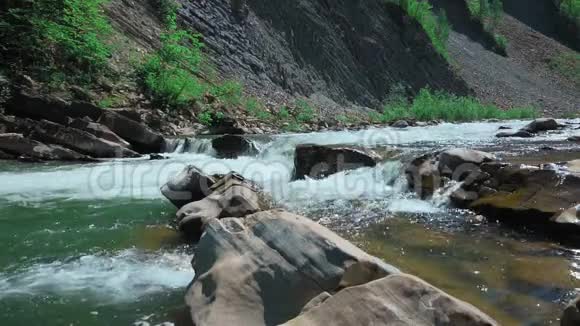 肆虐的山河山河里干净清澈的水野动作缓慢高潮概念视频的预览图