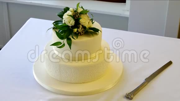 幻灯片放大到漂亮的婚礼蛋糕视频的预览图