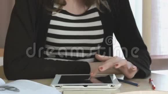 16岁的女生坐在办公桌前看照片视频的预览图