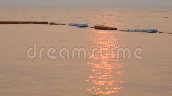 美丽的红日落海上的红白浮标海面上的红光视频的预览图