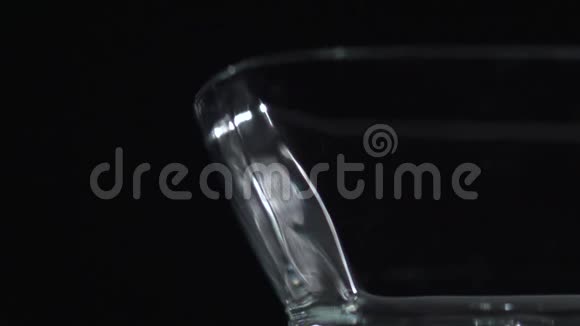 一个玻璃盘子站在黑暗的背景上视频的预览图