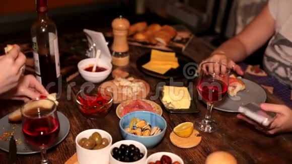 节日集体餐桌庆祝饮料食物聚会葡萄酒视频的预览图