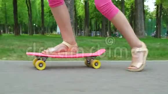 小女孩在公园的路上玩滑板视频的预览图