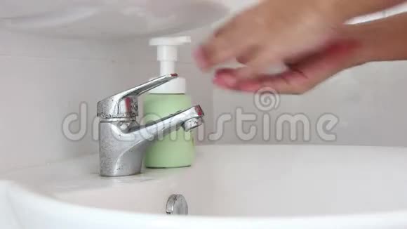 用泡沫肥皂洗手视频的预览图