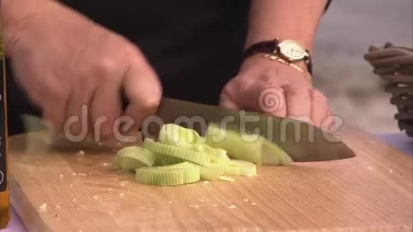 切碎一种绿色蔬菜视频的预览图