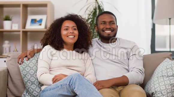 快乐的非裔美国人夫妇在家接吻视频的预览图