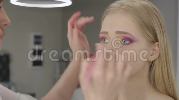 化妆师制作艺术化妆模型视频的预览图