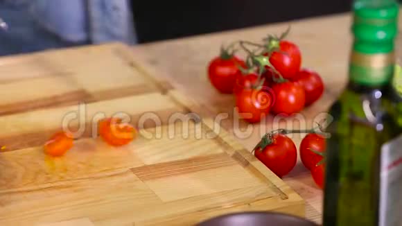 厨师切樱桃西红柿特写视频的预览图