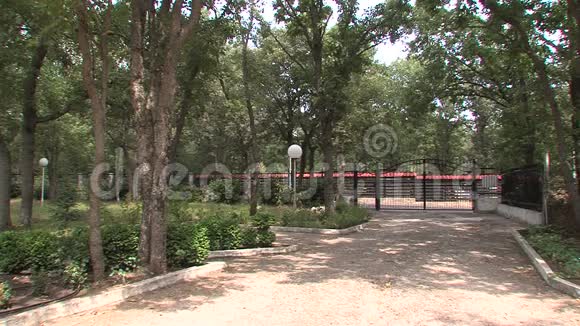 在保加利亚公园玫瑰园别墅周围的花园视频的预览图