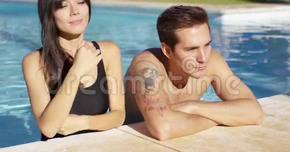 站在泳池边和女朋友亲吻她的男人视频的预览图