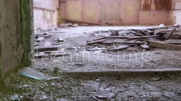 废弃医院的地板平稳而缓慢的球拍视频的预览图