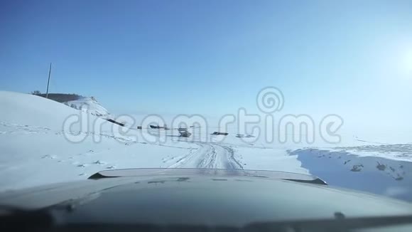 在湖边的冰路上开车视频的预览图