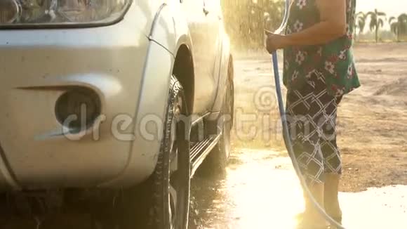 亚洲高级女性洗车带水管家庭轿车慢动作拍摄视频的预览图
